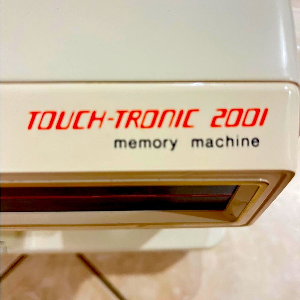 Singer Touch Tronic 2001 sewing machine w/carrying case